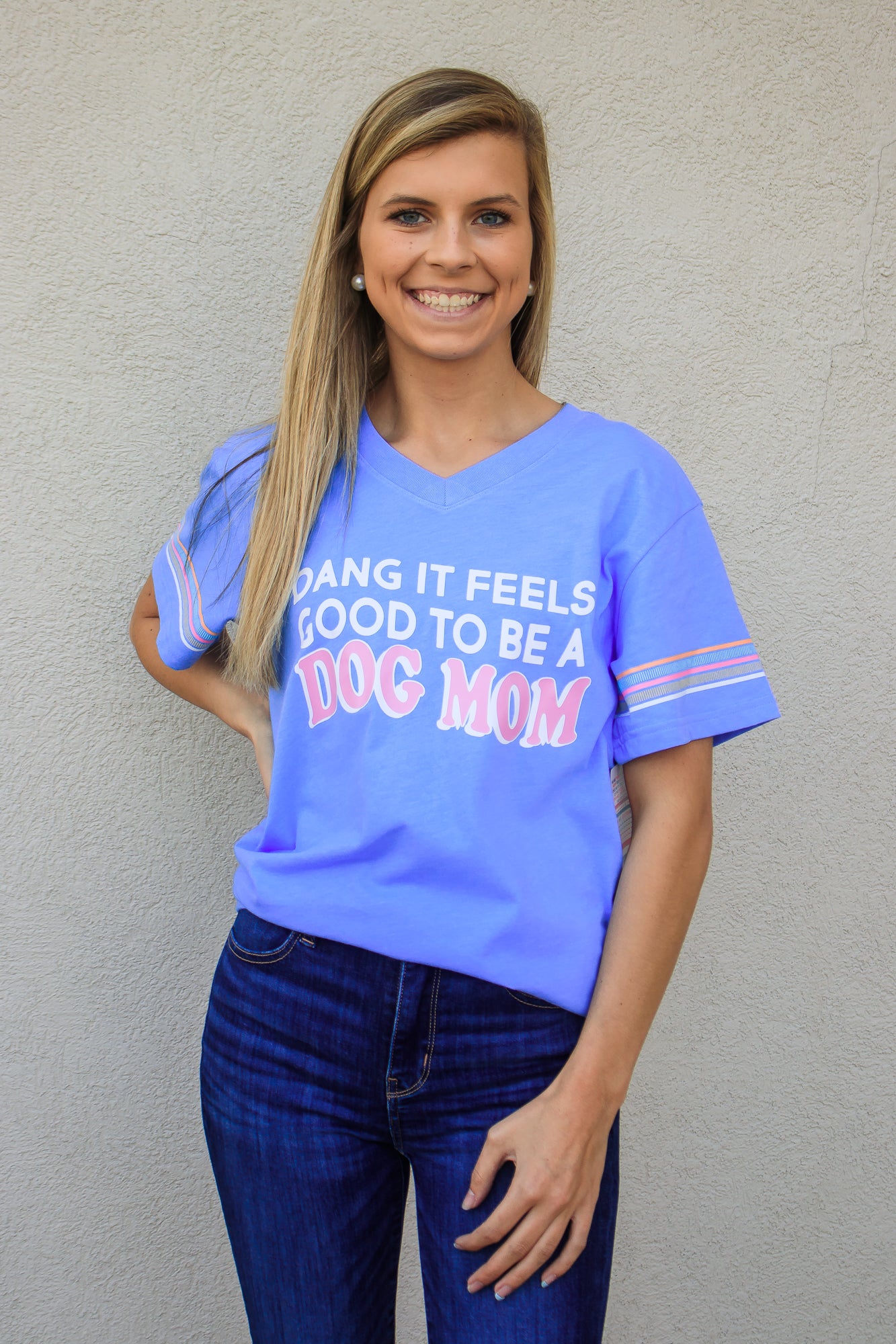 JadelynnBrooke: Feels Good To Be A Dog Mom T-Shirt